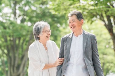 公園を歩くシニアの二人