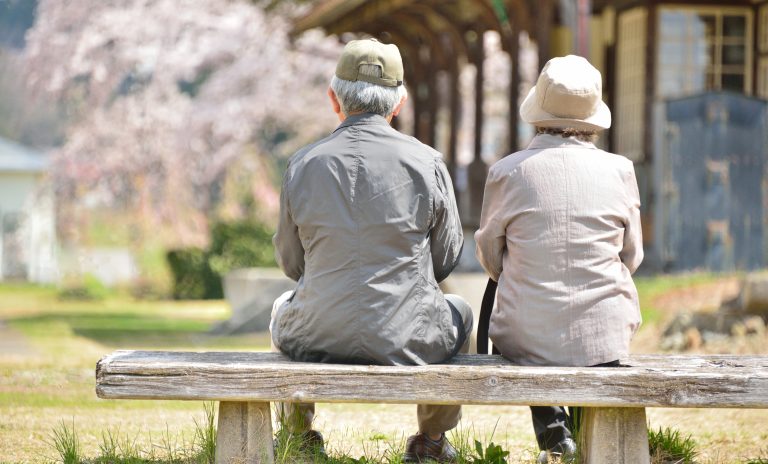 公園のベンチで休む二人